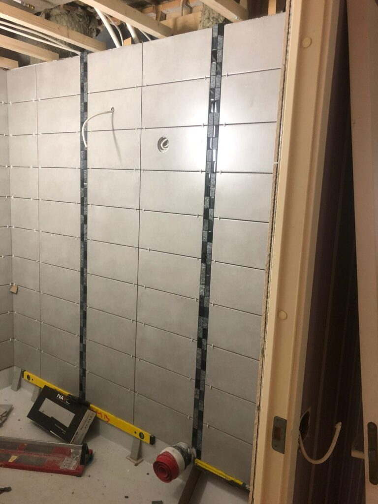 Väliseinän rakentaminen